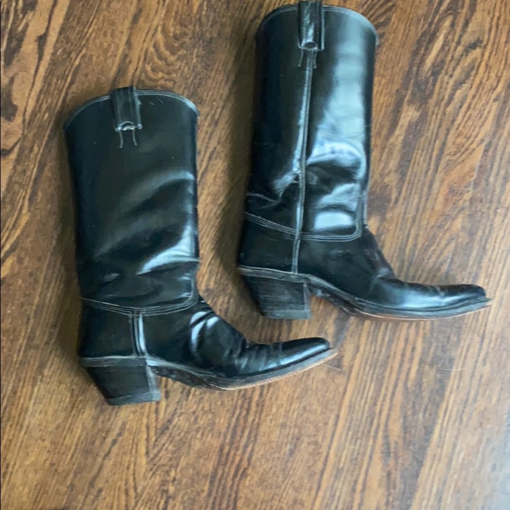 Men’s cowboy boots in great condition.